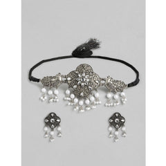 महिलाओं के लिए रोज़ गोल्ड प्लेटेड अलॉय नेकलेस और इयररिंग्स का जेनेरिक सेट (सिल्वर और व्हाइट)