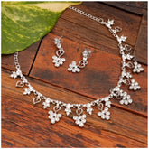 महिलाओं के लिए रोज़ गोल्ड प्लेटेड ब्रास नेकलेस और इयररिंग्स का सेट (सिल्वर)