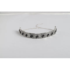 महिलाओं के लिए रोज़ गोल्ड प्लेटेड अलॉय नेकलेस और इयररिंग्स का जेनेरिक सेट (सिल्वर और ब्लैक)