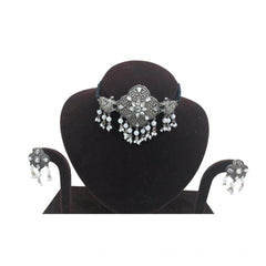 महिलाओं के लिए रोज़ गोल्ड प्लेटेड अलॉय नेकलेस और इयररिंग्स का जेनेरिक सेट (सिल्वर और व्हाइट)