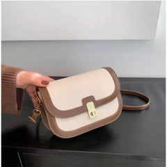 जेनरिक महिलाओं का पीयू लेदर जिपर स्लिंग बैग (बेज)