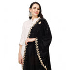 महिलाओं के लिए सामान्य वेलवेट गोटा पट्टी दुपट्टा (काला, लंबाई: 2.25 से 2.50 मीटर)