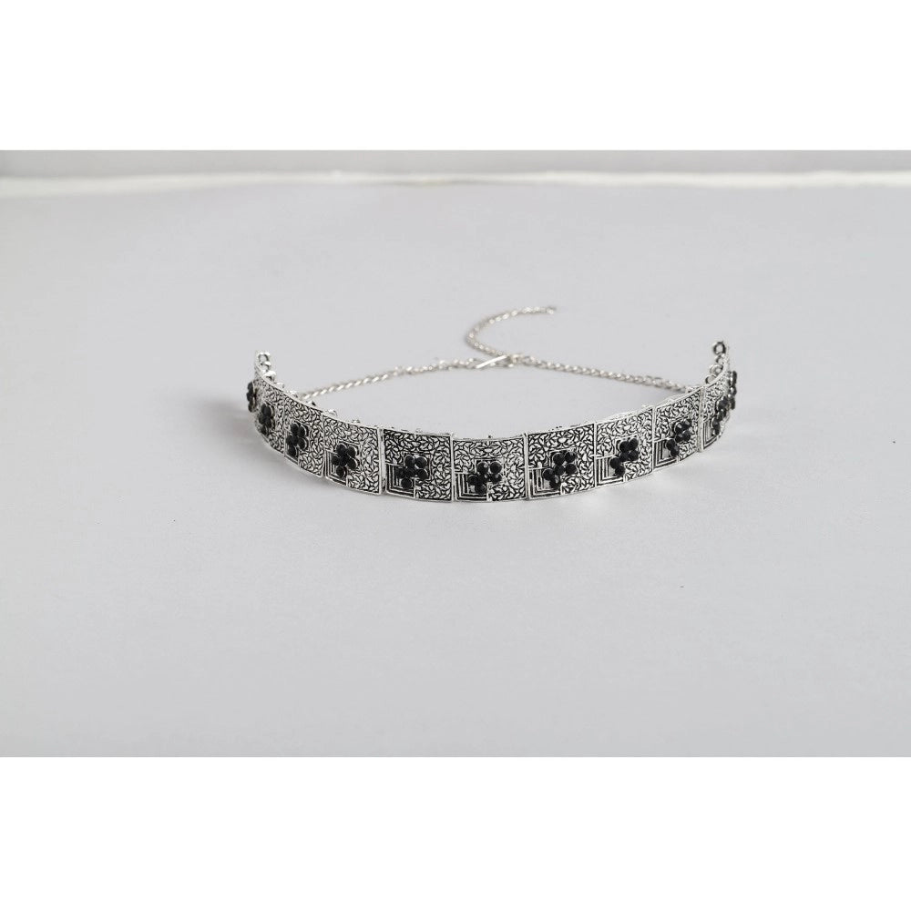 महिलाओं के लिए रोज़ गोल्ड प्लेटेड अलॉय नेकलेस और इयररिंग्स का जेनेरिक सेट (सिल्वर और ब्लैक)