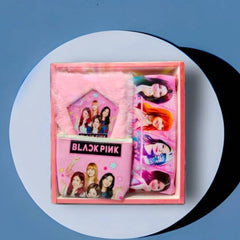 3 इन 1 ब्लैक पिंक बीटीएस स्टेशनरी सेट, जिसमें 2 पाउच और 1 पैकेट डेयरी शामिल है | सॉफ्ट फर | स्टेशनरी | 5+ वर्ष