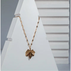 महिलाओं के लिए स्टेनलेस स्टील लीफ पेंडेंट वाली नाजुक चेन (गोल्ड प्लेटेड)