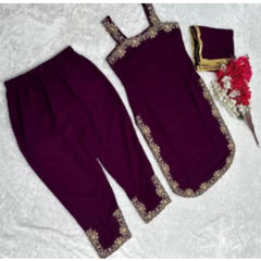 जेनरिक महिलाओं का जॉर्जेट एम्ब्रॉयडरी स्लीवलेस राउंड नेक कुर्ती, पलाज़ो और दुपट्टा सेट (वाइन)