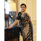 महिलाओं के लिए लीची सिल्क प्रिंट वाली जेनेरिक साड़ी, बिना सिले ब्लाउज के साथ (काला)
