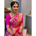 महिलाओं के लिए लीची सिल्क प्रिंट वाली जेनेरिक साड़ी, बिना सिले ब्लाउज के साथ (गुलाबी)