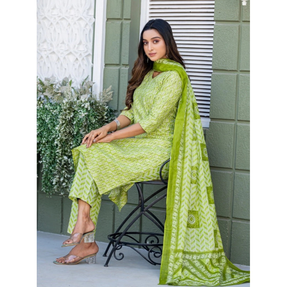 जेनरिक महिलाओं का कॉटन ब्लेंड प्रिंटेड कुर्ती पैंट दुपट्टा सेट (तोते का प्रिंट)