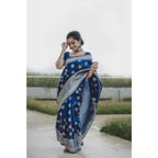 जेनेरिक महिलाओं की सॉफ्ट लीची सिल्क प्रिंटेड साड़ी, बिना सिले ब्लाउज के साथ, 5.5 मीटर (नीला)