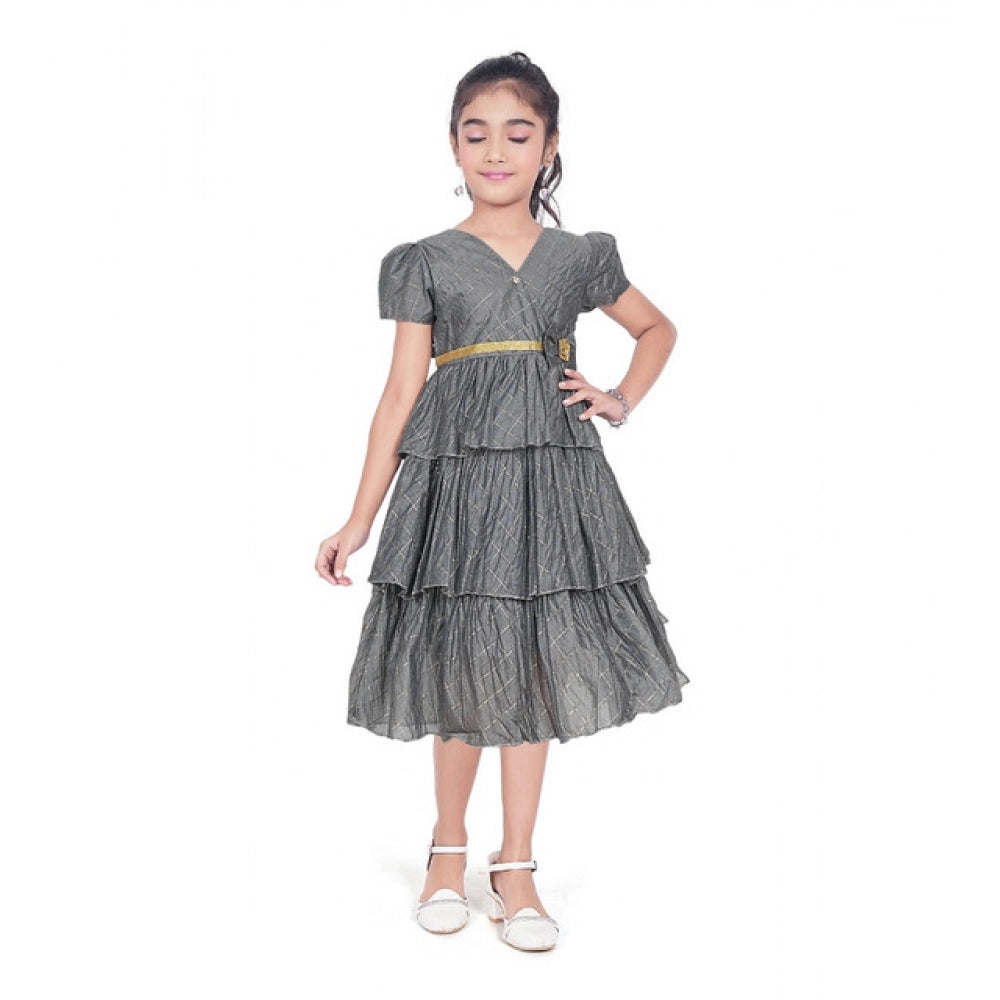 जेनेरिक गर्ल्स आर्टिफिशियल सिल्क स्ट्राइप्ड शॉर्ट स्लीव वी नेक ड्रेस (ग्रे)