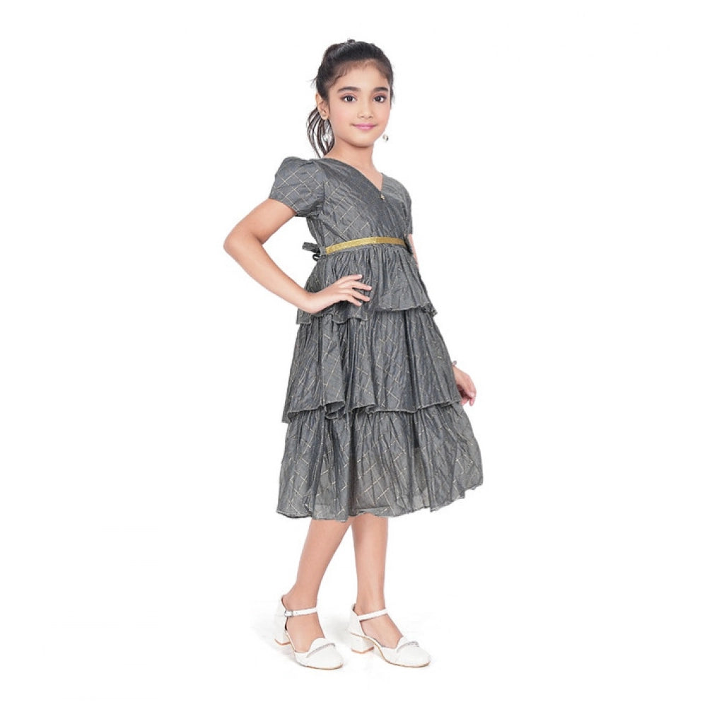 जेनेरिक गर्ल्स आर्टिफिशियल सिल्क स्ट्राइप्ड शॉर्ट स्लीव वी नेक ड्रेस (ग्रे)