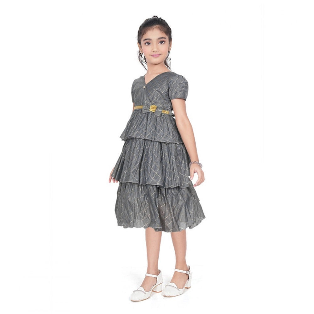जेनेरिक गर्ल्स आर्टिफिशियल सिल्क स्ट्राइप्ड शॉर्ट स्लीव वी नेक ड्रेस (ग्रे)